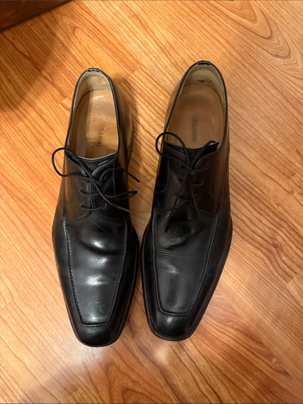 Magnanni Black Leather Lace-Up Derby Shoes